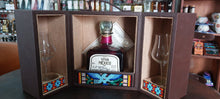 Cargar imagen en el visor de la galería, Tequila Viva México Extra Añejo 12 años 100% Agave - 700 ml botellas La Roblada Ed 25 aniversario Botella 73 de 200 Cask 47 Estuche de Piel con Arte Huichol + 2 copas
